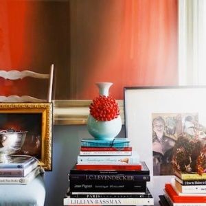 Anthropologie Accents - 🆕 Rare Anthropologie Curvy Chrysanthemum Vase Anthropologie Accents - 🆕 Rare Anthropologie Curvy Chrysanthemum Vase